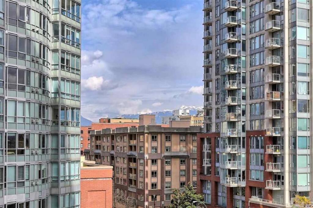 Lovely One-Bedroom Apartment With Pool, Hot Tub, And Gym In The Heart Of Downtown, Skytrain 3Min Away Βανκούβερ Εξωτερικό φωτογραφία