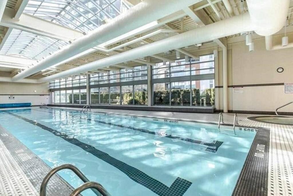 Lovely One-Bedroom Apartment With Pool, Hot Tub, And Gym In The Heart Of Downtown, Skytrain 3Min Away Βανκούβερ Εξωτερικό φωτογραφία
