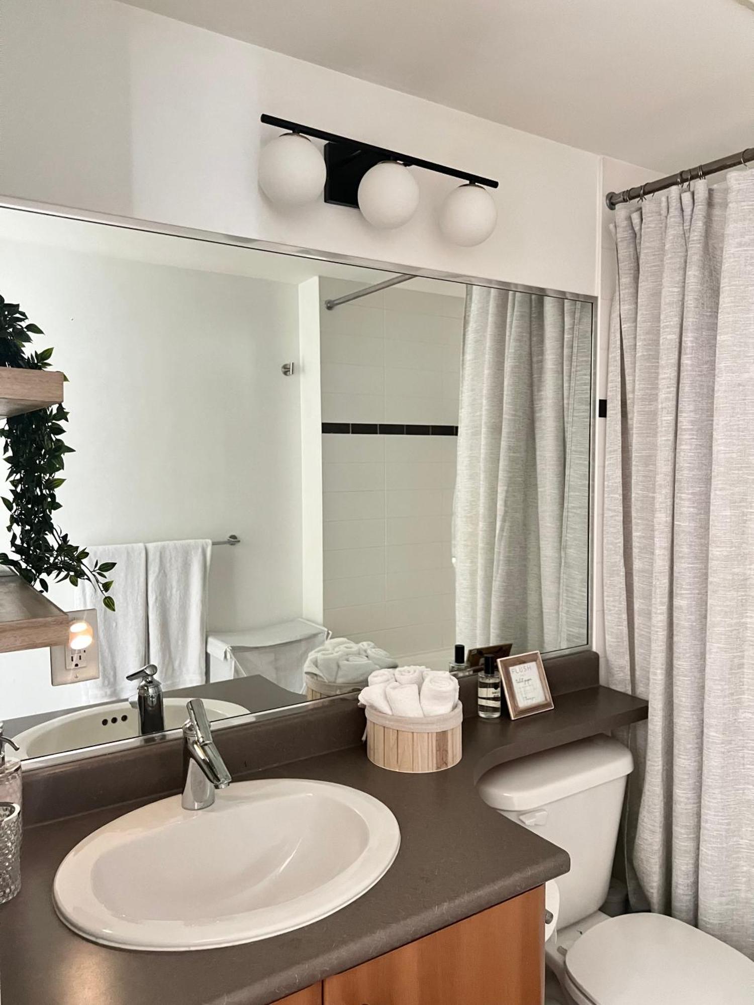Lovely One-Bedroom Apartment With Pool, Hot Tub, And Gym In The Heart Of Downtown, Skytrain 3Min Away Βανκούβερ Εξωτερικό φωτογραφία