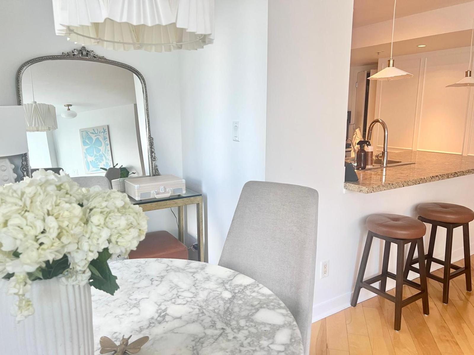 Lovely One-Bedroom Apartment With Pool, Hot Tub, And Gym In The Heart Of Downtown, Skytrain 3Min Away Βανκούβερ Εξωτερικό φωτογραφία