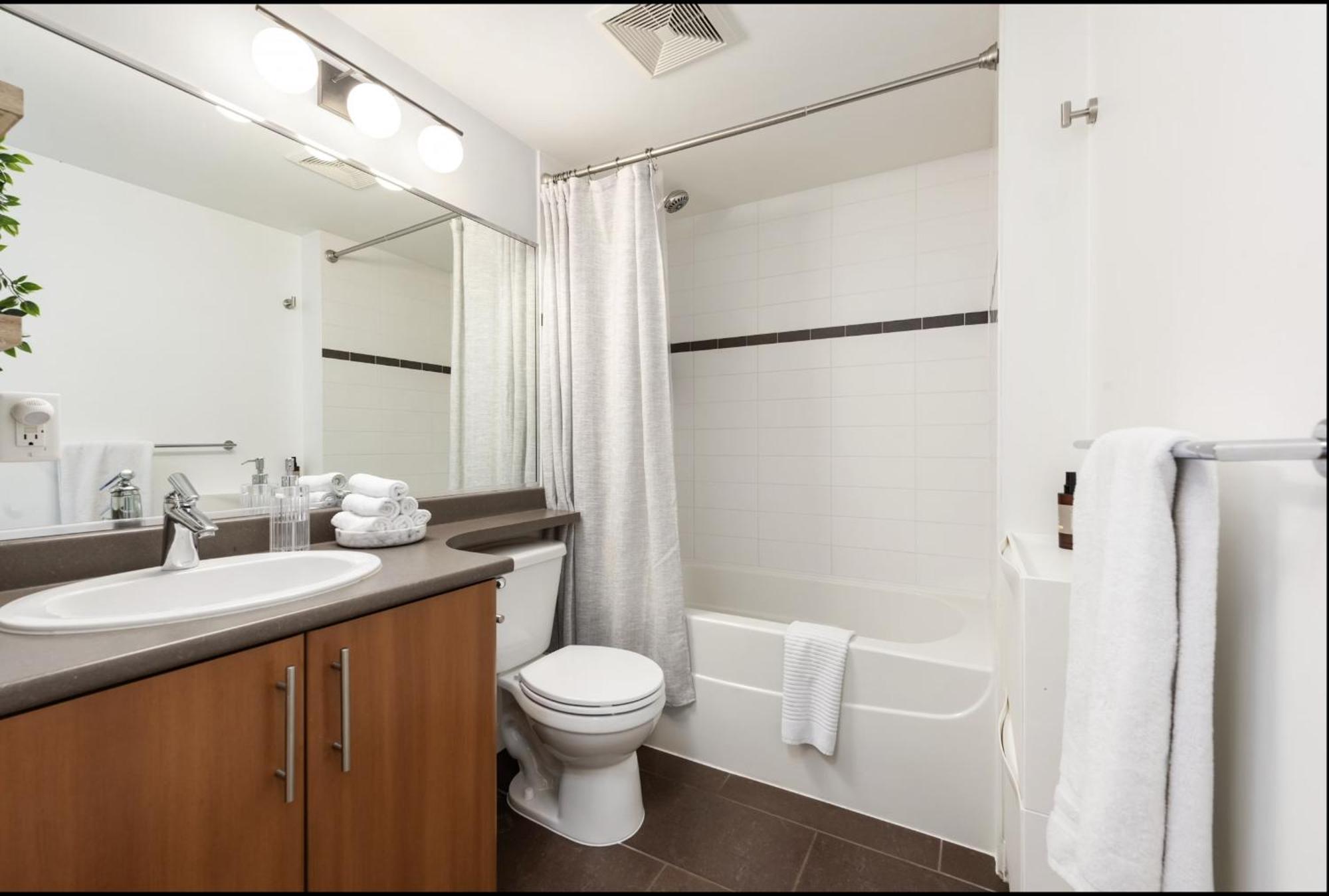 Lovely One-Bedroom Apartment With Pool, Hot Tub, And Gym In The Heart Of Downtown, Skytrain 3Min Away Βανκούβερ Εξωτερικό φωτογραφία